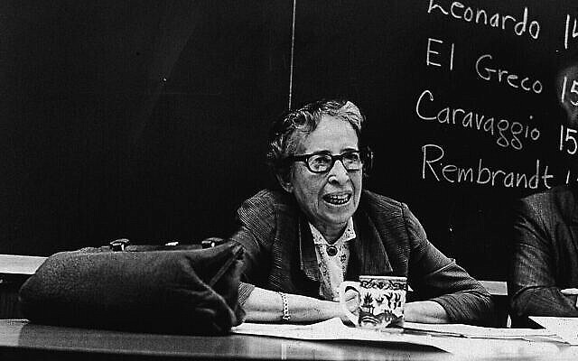 Hannah Arendt dirige un séminaire à la New School de Manhattan, le 19 février 1969. (Crédit: Neal Boenzi/New York Times Co./Getty Images/ via JTA)