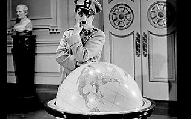 Charlie Chaplin dans "Le dictateur". (Crédit : capture d'écran YouTube)