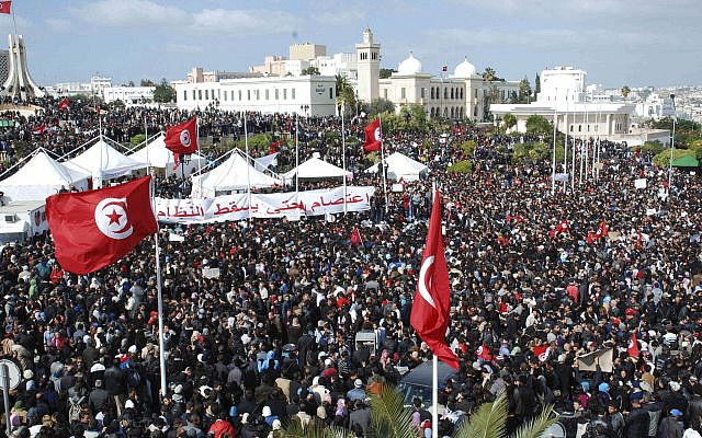 Des milliers de manifestants tunisiens sont rassemblés près du bureau du Premier ministre appelant à la démission du Premier ministre tunisien Mohamed Ghannouchi à Tunis, le vendredi 25 février 2011. (AP Photo/Salah Habibi)