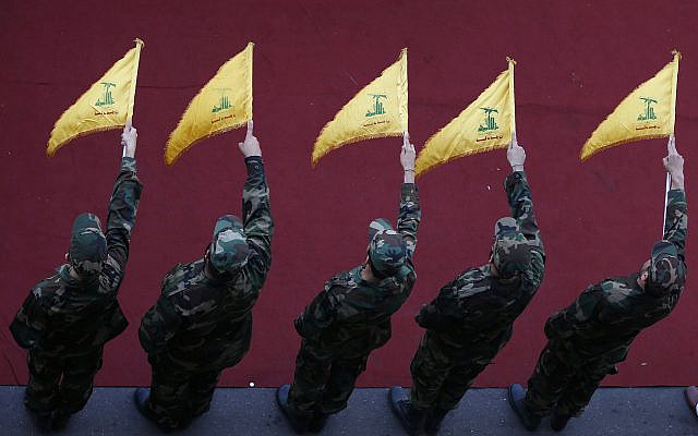 Des combattants du Hezbollah lors du cortège funèbre du commandant Mustafa Badreddine lors de son cortège funèbre dans une banlieue sud de Beyrouth, au Liban, le vendredi 13 mai 2016. Badreddine est mort dans une explosion à Damas, une mort qui porte un coup dur au groupe chiite, qui a joué un rôle important dans le conflit voisin. (AP Photo/Hassan Ammar)