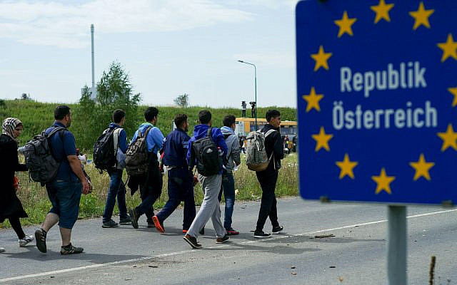 Des réfugiés arrivant à la frontière entre l'Autriche et la Hongrie près de Heiligenkreuz, à environ 180 km au sud de Vienne, en Autriche, le lundi 14 septembre 2015. (AP Photo/Christian Bruna)
