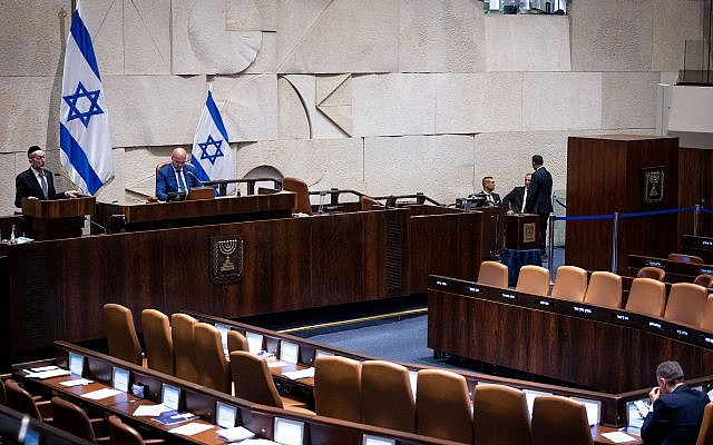 Vue de la salle de réunion presque vide du parlement israélien à Jérusalem, avant le vote du panel de sélection des juges, le 14 juin 2023. Photo de Yonatan Sindel/Flash90