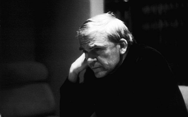 Milan Kundera en 1980. (Crédit : Elisa Cabot/CC BY SA 3.0)