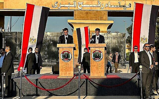 Le Premier ministre espagnol Pedro Sánchez (G) et le Premier ministre belge Alexander De Croo (D) tiennent une conférence de presse conjointe du côté égyptien du poste-frontière de Rafah avec la bande de Gaza, dans le nord-est de la province du Sinaï, le 24 novembre 2023. (Crédit : AFP)