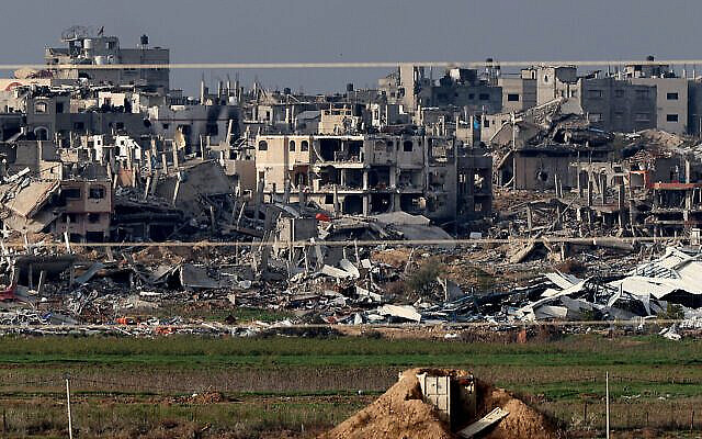 Des bâtiments détruits dans la bande de Gaza, sur une photo prise depuis le sud d'Israël, le 17 janvier 2024. (Crédit : Jack Guez/AFP)