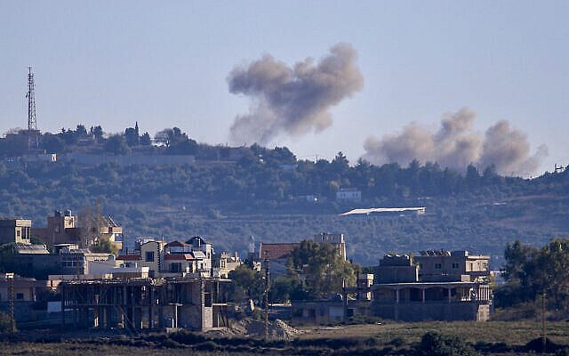 Illustration : De la fumée s'élevant près d'un avant-poste israélien à cause des roquettes tirées par le Hezbollah, sur une photo prise depuis le village de Tayr Harfa, au sud du Liban, près de la frontière avec Israël, le 15 décembre 2023. (Crédit : AFP)