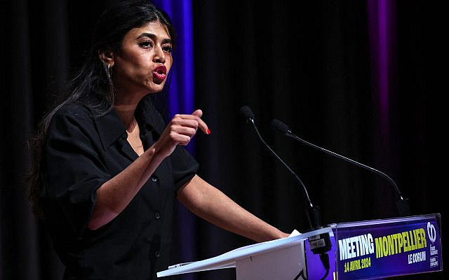 Rima Hassan prononce un discours lors d'une réunion du parti La France insoumise avant les élections, à Montpellier, dans le sud-ouest de la France, le 14 avril 2024. (Crédit : Pascal GUYOT / AFP)