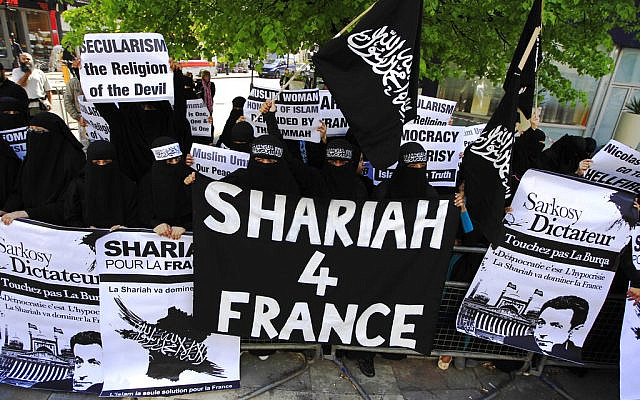 Des femmes musulmanes voilées participent à une manifestation contre la France interdisant le port du voile islamique en public, à Londres, le lundi 11 avril 2011. (Photo AP/Matt Dunham)