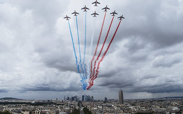 La Patrouille de France de l'armée de l'air française se produit lors d'une répétition pour le défilé du 14 juillet à Paris, le lundi 12 juillet 2021.(Crédits AP Photo/Lewis Joly)