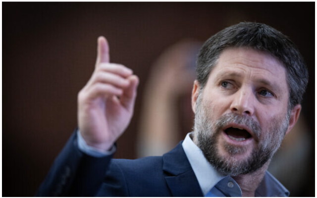 Le ministre des Finances Bezalel Smotrich lors d'une conférence de presse, à la Knesset, à Jérusalem, le 13 mars 2024. (Crédit : Yonatan Sindel/Flash90)