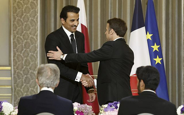 L'émir du Qatar, Cheikh Tamim ben Hamad Al Thani, à gauche, serre la main du président français Emmanuel Macron lors d'un dîner d'État à l'Élysée à Paris, le mardi 27 février 2024.(Crédit : AP / Yoan Valat)
