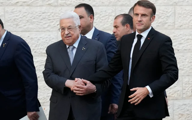 Le président français Emmanuel Macron, à droite, accueilli par le président de l’Autorité palestinienne Mahmoud Abbas, à Ramallah, en Cisjordanie, le 24 octobre 2023. (Crédit : Christophe Ena/AFP)