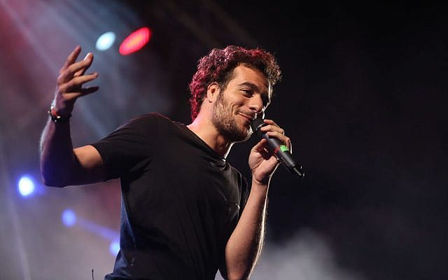 Le chanteur Amir Haddad en concert le 30 juin 2016, lors de l'Olimpiada à Jérusalem. (Crédits : Autorisation)