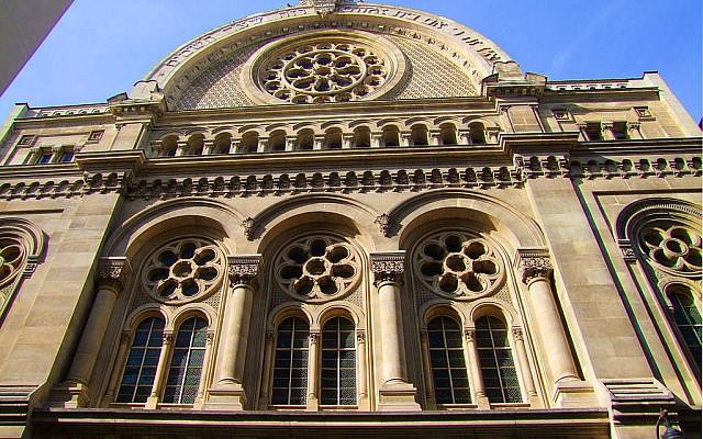 Façade principale de la synagogue de la Victoire, à Paris. (Crédit : Luiza Fediuc/Creative Commons)