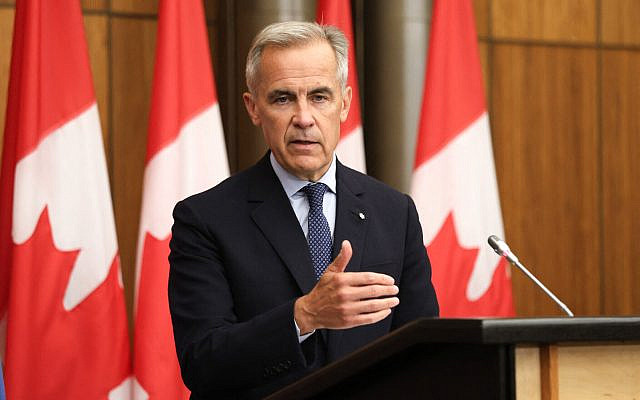 Le Premier ministre canadien Mark Carney lors le conférence de presse à l'issue d'une réunion du Cabinet consacrée aux négociations commerciales avec les États-Unis et à la situation au Moyen-Orient  au Théâtre national de la presse, à Ottawa, dans l'Ontario, au Canada, le 30 juillet 2025. Il y a annoncé l’intention du Canada de reconnaître un État palestinien lors de la 80ᵉ session de l’Assemblée générale des Nations unies, au mois de septembre 2025. (Crédit : Dave Chan/AFP)