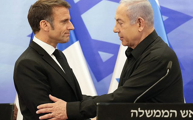 Le Premier ministre israélien Benjamin Netanyahu et le président français Emmanuel Macron après leur conférence de presse conjointe à Jérusalem, le 24 octobre 2023. (Crédit : Christophe Ena / POOL / AFP) Le Premier ministre israélien Benjamin Netanyahu et le président français Emmanuel Macron après leur conférence de presse conjointe à Jérusalem, le 24 octobre 2023. (Crédit : Christophe Ena / POOL / AFP)