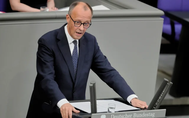 Friedrich Merz prononce son premier discours en tant que chancelier allemand au Parlement à Berlin, en Allemagne, le 14 mai 2025. (Crédit : AP Photo/Markus Schreiber) Friedrich Merz prononce son premier discours en tant que chancelier allemand au Parlement à Berlin, en Allemagne, le 14 mai 2025. (Crédit : AP Photo/Markus Schreiber)