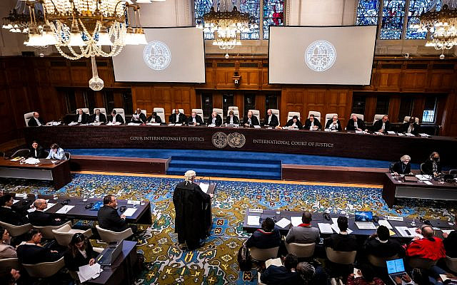 La Cour internationale de justice (CIJ), principale instance judiciaire des Nations unies, lors de l'audience publique sur la requête d'ordonnance de mesures conservatoires soumise par l'Afrique du Sud, qui accuse Israël de "génocide", au Palais de la paix à La Haye, le siège du tribunal, le 11 et le 12 janvier 2024. (Crédit : Cour internationale de justice)