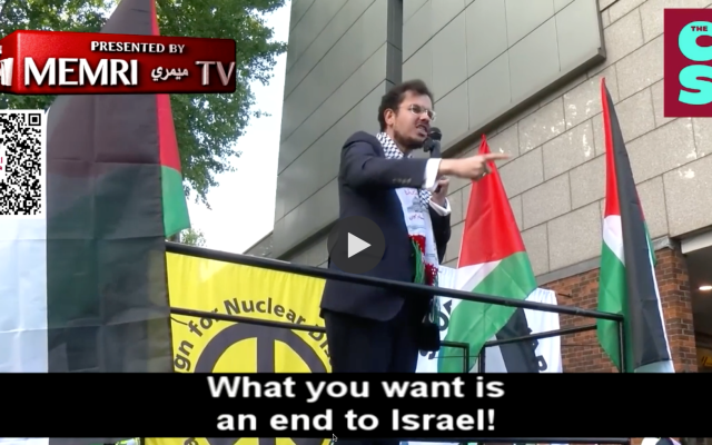 L'activiste palestinien Saleem Nussibeh lors d'un rassemblement devant l'ambassade d'Israël à Londres le 25 août 2025 devant la foule qui scande : "Intifada !". (Crédit : capture d'écran / MEMRI)