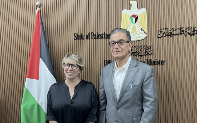 La ministre flamande du Bien-être, de la Lutte contre la pauvreté, de la Culture et de l'Égalité des chances Caroline Gennez (à gauche) et un représentant palestinien sur une publication X de Caroline Gennez le 16 mai 2024 (lieu inconnu). (https://x.com/carogennez/status/1791140748076711990/)