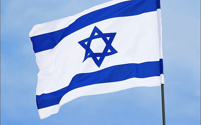Le drapeau d'Israël à Yad LaShiryon, Latroun, Israël, le 8 avril 2015. (Crédit : CC-BY-SA 4.0)