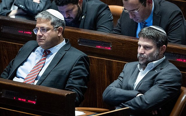 Itamar Ben Gvir (à gauche) et Bezalel Smotrich, à la Knesset, à Jérusalem, le 21 novembre 2022. (Crédit : Yonatan Sindel/Flash90)