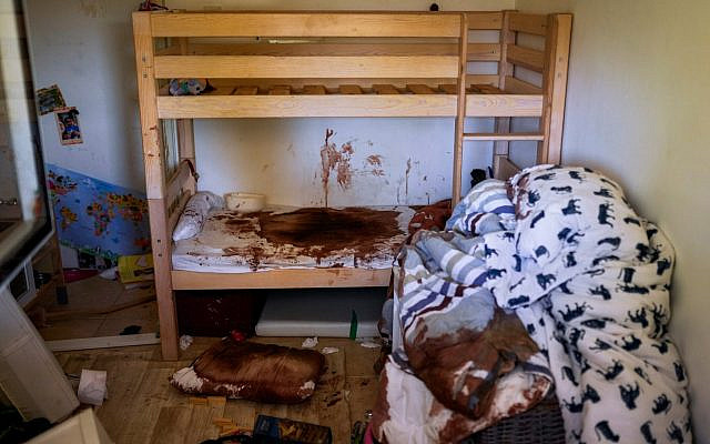Une chambre d'enfants après le massacre perpétré par le groupe terroriste palestinien du Hamas du 7 octobre, au kibboutz Nir Oz, le 19 octobre 2023. (Crédit : Francisco Seco/AP Photo)