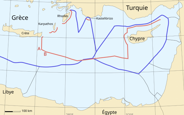 Carte de la Méditerranée orientale avec des délimitations contradictoires des zones économiques exclusives et du plateau continental. En bleu : zones revendiquées par la Grèce et la République de Chypre ; en rouge : zones revendiquées par la Turquie. Section « A-B » : Délimitation revendiquée par la Turquie et la Libye conformément à l'accord de novembre 2019. (Crédit : Future Perfect at Sunrise via Wikipedia ;  Creative Commons CC0 1.0)