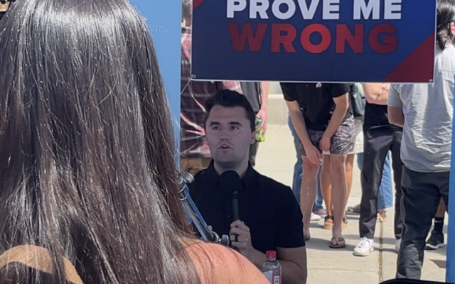 Charlie Kirk débat avec un étudiant le 23 avril 2024. (Crédit : Shoot for the Stars via Wikipedia / CC-BY-SA 4.0)