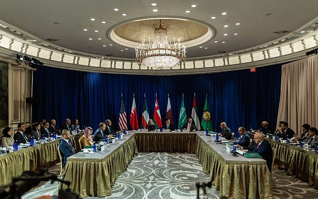 Le secrétaire d'État américain Marco Rubio participe à une réunion avec les ministres des Affaires étrangères des pays du Conseil de coopération du Golfe dans le cadre de la 80e session de l'Assemblée générale des Nations unies à l'hôtel Lotte Palace, mercredi 24 septembre 2025, à New York. (Crédit : AP / Stefan Jeremiah)