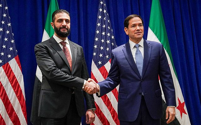 Le secrétaire d'État américain Marco Rubio (à droite) et le président syrien Ahmed al-Sharaa, à l'hôtel Lotte New York Palace, en marge de l'Assemblée générale des Nations unies qui s'est tenue au siège de l'ONU, à New York, le 22 septembre 2025. (Crédit : Bing Guan/AFP)