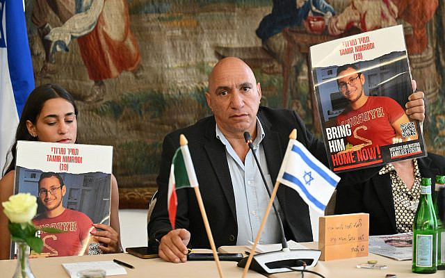 Alon Nimrodi, père de l'otage israélien Tamir Nimrodi, 19 ans, détenu à Gaza depuis les attaques du 7 octobre par des militants du Hamas, assiste à une conférence de presse le 8 avril 2024 à Rome. (Crédit Alberto Pizzoli / AFP)