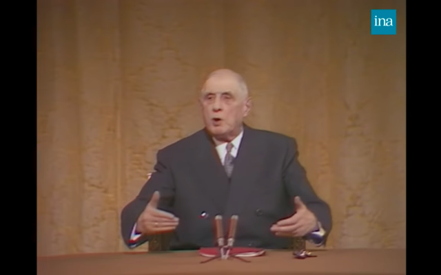 De Gaulle le 27 novembre 1967 : "À la faveur de l'opération franco-britannique de Suez en 1956, on avait vu apparaitre un État d'Israël guerrier et résolu à s'agrandir". (Crédit : Youtube / Capture d'écran https://youtu.be/25hAYHwboFk?si=332r4aSHw3DD6ot2)