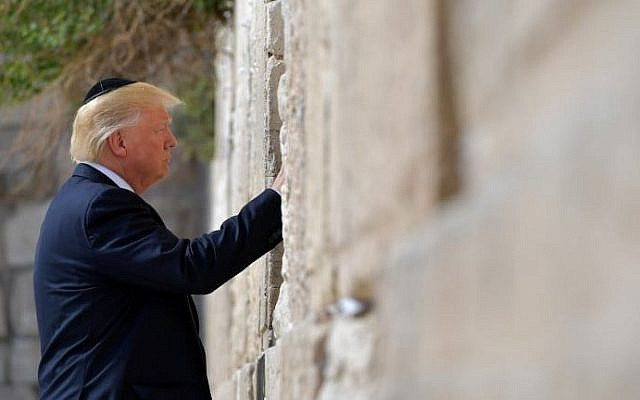 Le président américain Donald Trump visite le mur occidental, dans la Vieille Ville de Jérusalem, le 22 mai 2017. Cette image avait été reprise dans des détournements faisant dire à Donald Trump : "Dieu, c'est moi Donald. Tu as besoin de quelque chose ?". (Crédit : AFP / MANDEL NGAN)