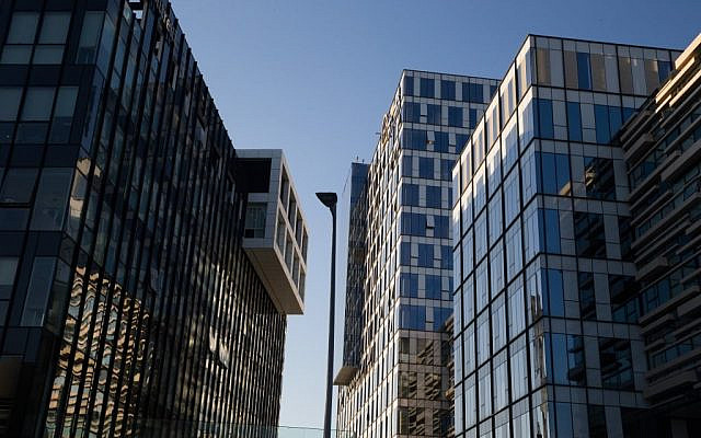 Des bâtiments de bureaux high-tech à Herzliya Pituach, en Israël, le 12 décembre 2015. (Crédit : Nati Shohat/Flash 90) Des bâtiments de bureaux high-tech à Herzliya Pituach, en Israël, le 12 décembre 2015. (Crédit : Nati Shohat/Flash 90)