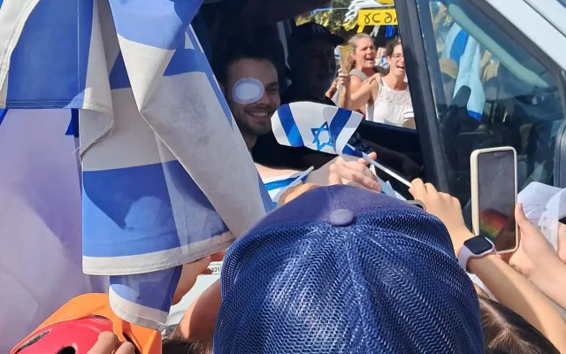 L’ancien otage Alon Ohel sur le chemin du retour après sa libération. (Crédit : Elisabeth Rozen)