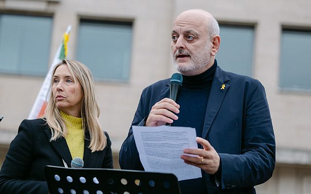 Joel Rubinfeld, Président de la Ligue belge contre l'antisémitisme, lors de son discours prononcé lors de la Marche nationale contre l’antisémitisme et de soutien à Israël qui a réuni 2000 personnes, le dimanche 12 octobre à Bruxelles. (Crédit : Christophe Licoppe / autorisations)