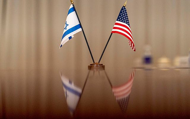 Les drapeaux israélien et américain sont sur la table pendant une réunion bilatérale avec le ministre de la Défense Benny Gantz, animée par le secrétaire américain à la Défense Lloyd Austin au Pentagone à Washington le 3 juin 2021. (Crédit : Andrew Harnik/AP)