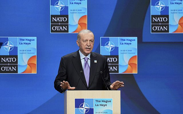 Le président turc Recep Tayyip Erdogan s'exprime lors d'une conférence de presse après la séance plénière du sommet de l'OTAN à La Haye, aux Pays-Bas, le mercredi 25 juin 2025. (Crédit : AP / Markus Schreiber)