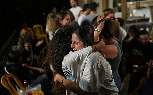 Les proches et les partisans des otages israéliens détenus par le Hamas dans la bande de Gaza célèbrent l'annonce de l'accord entre Israël et le Hamas sur la première phase d'un plan visant à libérer les otages et à mettre fin à la guerre à Gaza, sur la place des otages à Tel Aviv, en Israël, le jeudi 9 octobre 2025. (AP/Emilio Morenatti)