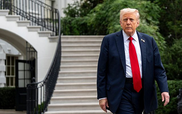 Le président américain Donald Trump se dirige vers les journalistes avant de décoller à bord de Marine One depuis la pelouse sud de la Maison Blanche, le 30 septembre 2025, à Washington. (Crédit : AP / Alex Brandon)
