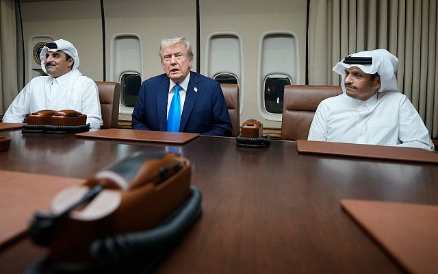 Le président Donald Trump (au centre) rencontrant l'émir du Qatar, Cheikh Tamim ben Hamad al-Thani (à gauche), et le Premier ministre qatari et ministre des Affaires étrangères, Mohammed ben Abdulrahman ben Jassim al-Thani, à bord de l'Air Force One, sur la base aérienne d'al-Udeid, à Doha, au Qatar, le 25 octobre 2025. (Crédit : Mark Schiefelbein/AP)