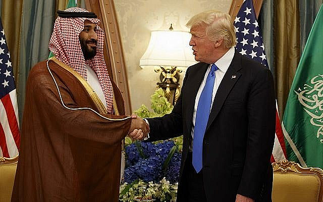 Le président américain Donald Trump (à droite) serre la main du prince héritier saoudien Mohammed ben Salmane, à Riyad, en Arabie Saoudite, le 20 mai 2017. (Crédit : AP/Evan Vucci)