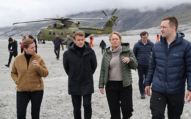 Le Premier ministre groenlandais Jens-Frederik Nielsen (à droite) et le président français Emmanuel Macron (2e à gauche) marchent sur le glacier du mont Nunatarsuaq lors d'une visite au Groenland, le 15 juin 2025. Le président français Emmanuel Macron est arrivé le 15 juin au Groenland, où il devrait exprimer la « solidarité et le soutien européens » à ce territoire autonome danois convoité par le président américain Donald Trump, ont rapporté des journalistes de l'AFP. (Crédit : Ludovic MARIN / AFP) Le Premier ministre groenlandais Jens-Frederik Nielsen (à droite) et le président français Emmanuel Macron (2e à gauche) marchent sur le glacier du mont Nunatarsuaq lors d'une visite au Groenland, le 15 juin 2025. Le président français Emmanuel Macron est arrivé le 15 juin au Groenland, où il devrait exprimer la « solidarité et le soutien européens » à ce territoire autonome danois convoité par le président américain Donald Trump, ont rapporté des journalistes de l'AFP. (Crédit : Ludovic MARIN / AFP)