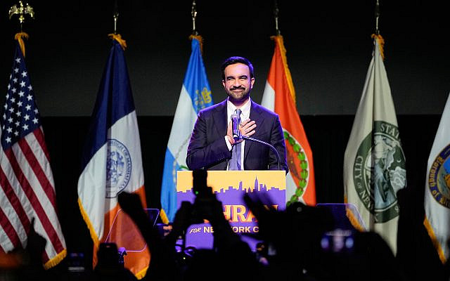 Zohran Mamdani s’exprime après avoir remporté l’élection municipale, mardi 4 novembre 2025, à New York. (Crédit : Yuki Iwamura/AP)