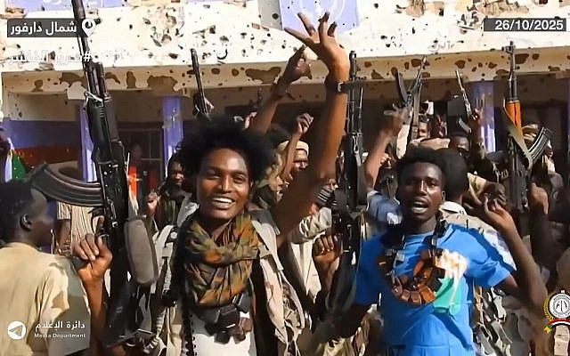 Des combattants des Forces de soutien rapide (RSF) brandissant des armes et célébrant dans les rues d'el-Fasher, dans la région soudanaise du Darfour, dans une capture d'écran d'une vidéo publiée sur Telegram, le 26 octobre 2025. (Crédit : Forces de soutien rapide/AFP)
