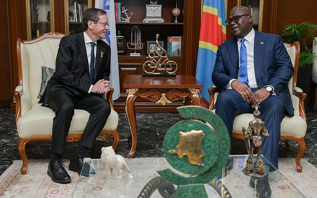 Le président Isaac Herzog rencontre le président congolais Félix Tshisekedi à la résidence présidentielle de Kinshasa, lors de sa visite officielle en République démocratique du Congo, le 11 novembre 2025. (Crédit : Maayan Toaf/GPO)