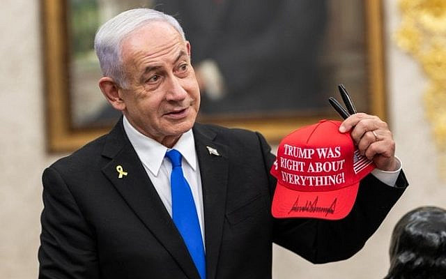 Après sa rencontre avec le président américain, le Premier ministre Benjamin Netanyahu tient une casquette avec l’inscription « Trump avait raison sur toute la ligne ! », dans une photo publiée par la Maison Blanche le 8 juillet 2025. (Crédit : X) Après sa rencontre avec le président américain, le Premier ministre Benjamin Netanyahu tient une casquette avec l’inscription « Trump avait raison sur toute la ligne ! », dans une photo publiée par la Maison Blanche le 8 juillet 2025. (Crédit : X)
