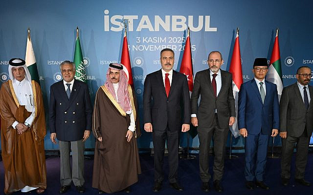 De gauche à droite : Des responsables du Qatar, du Pakistan, de l'Arabie saoudite, de la Turquie, de la Jordanie, de l'Indonésie et des Émirats arabes unis posant pour une photo lors d'une réunion visant à discuter du plan de paix pour Gaza soutenu par les États-Unis, à Istanbul, le 3 novembre 2025. (Crédit : Ozan Kose/AFP)