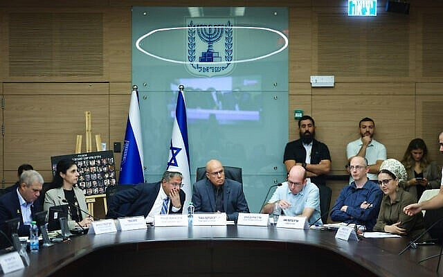 La commission de la sécurité nationale de la Knesset se réunit pour examiner la proposition de loi autorisant la peine de mort pour les terroristes, le 3 novembre 2025. (Crédit : Chaim Goldberg/Flash90)